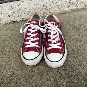 Womens size 8 maroon low top Converse